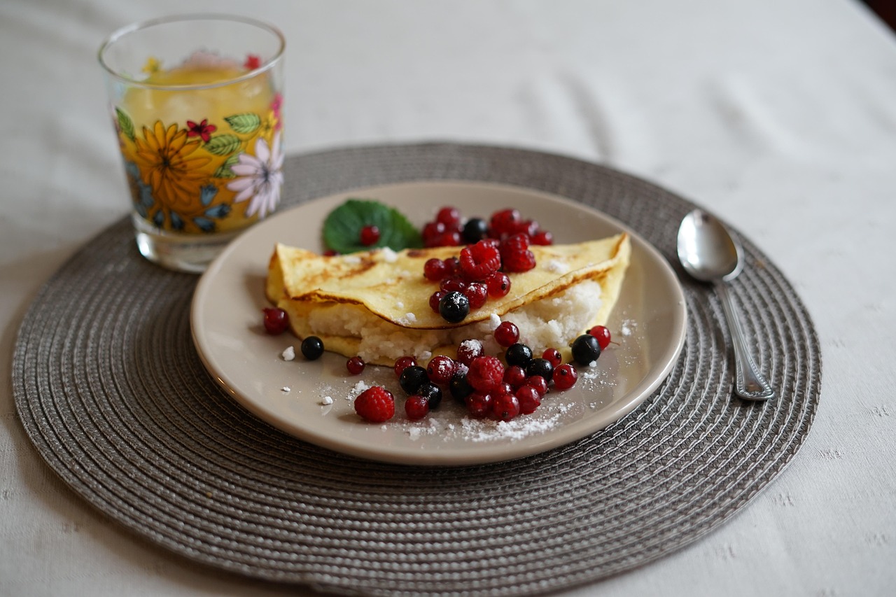 delicious meal, rafaello, gluten free, pancake, coconut, coconut flour, fruits, currants, raspberries, homemade, nutrition, pancakes, breakfast, jedzenie, epikurejczyk, płyta, soczysty, obiad, sztuka kulinarna, przekąska
